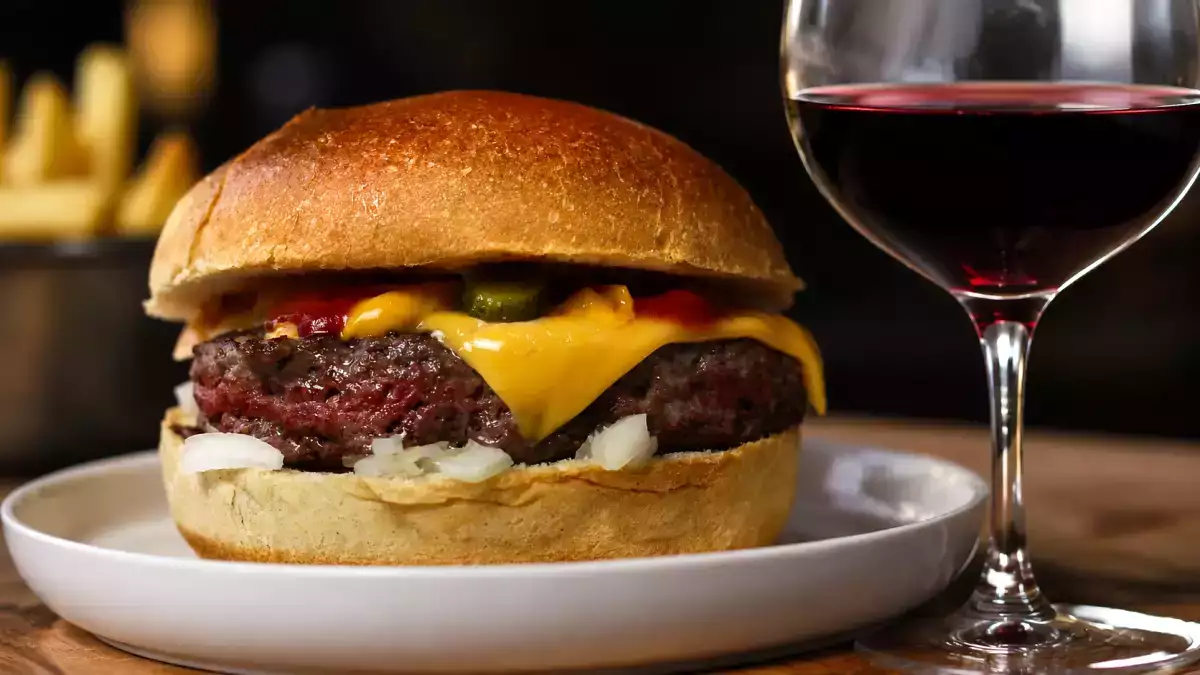 Cheeseburger et vin : les accords qui rendent la bouchée plus légère
