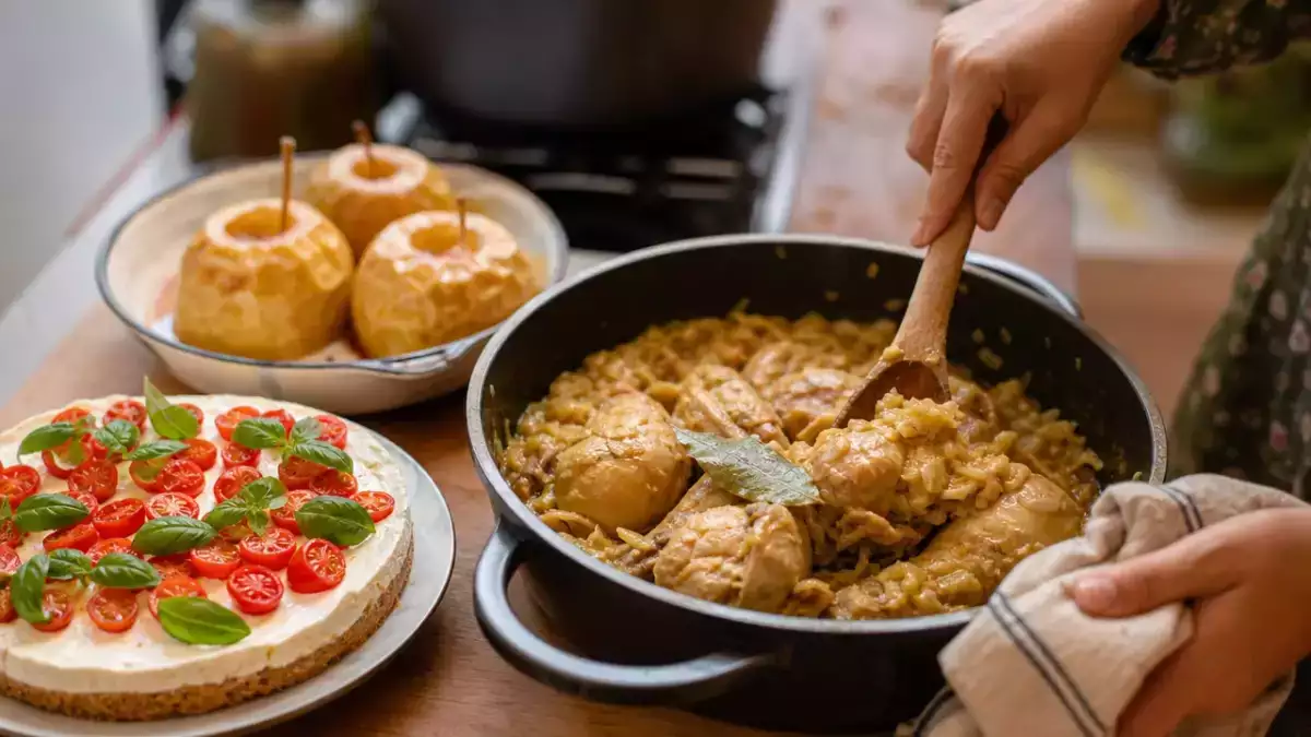 Menu du jour, 1 septembre : cheesecake salé, poulet yassa et pommes au four