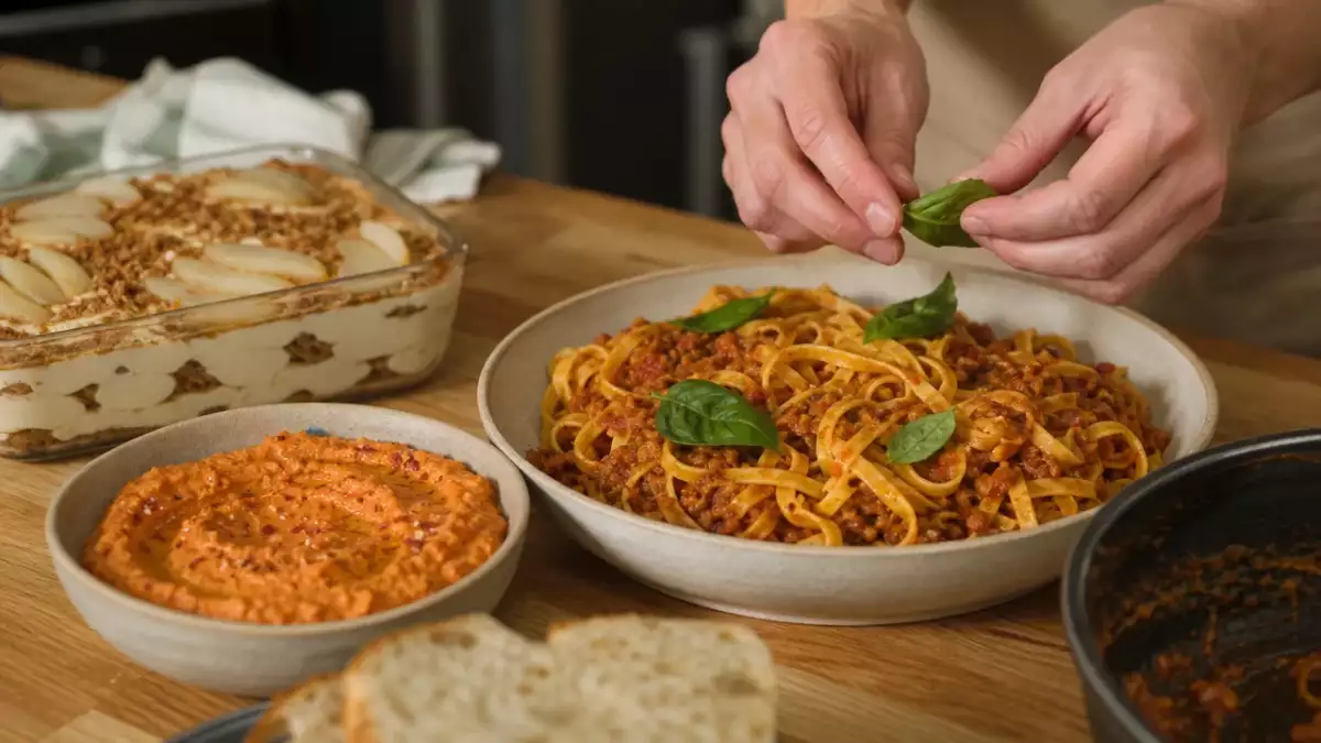 Menu du jour, 9 septembre : houmous aux poivrons, pâtes à la bolognaise et tiramisu poire-spéculos