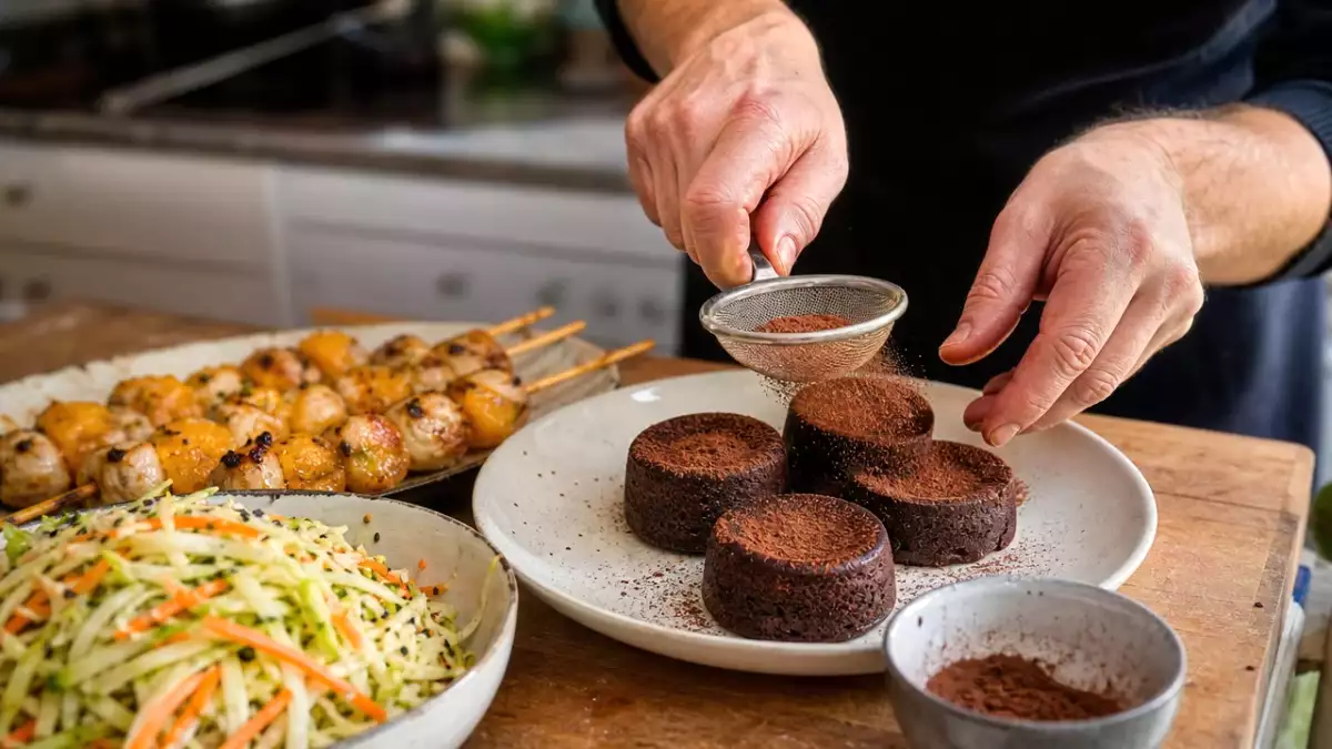 Menu du jour, 20 septembre : une salade croquante, des brochettes de lotte savoureuses et un fondant au chocolat léger