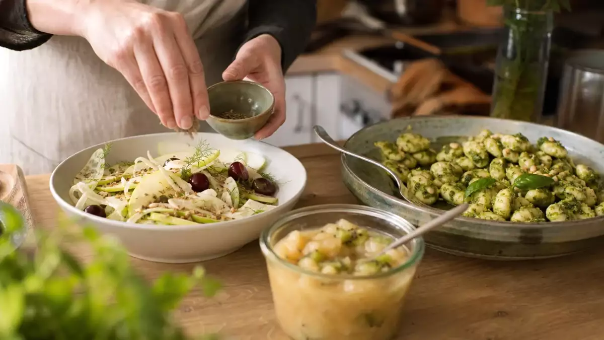 Menu végétarien, 25 septembre : salade fraîche, des gnocchis maison au pesto et une compote de fruits