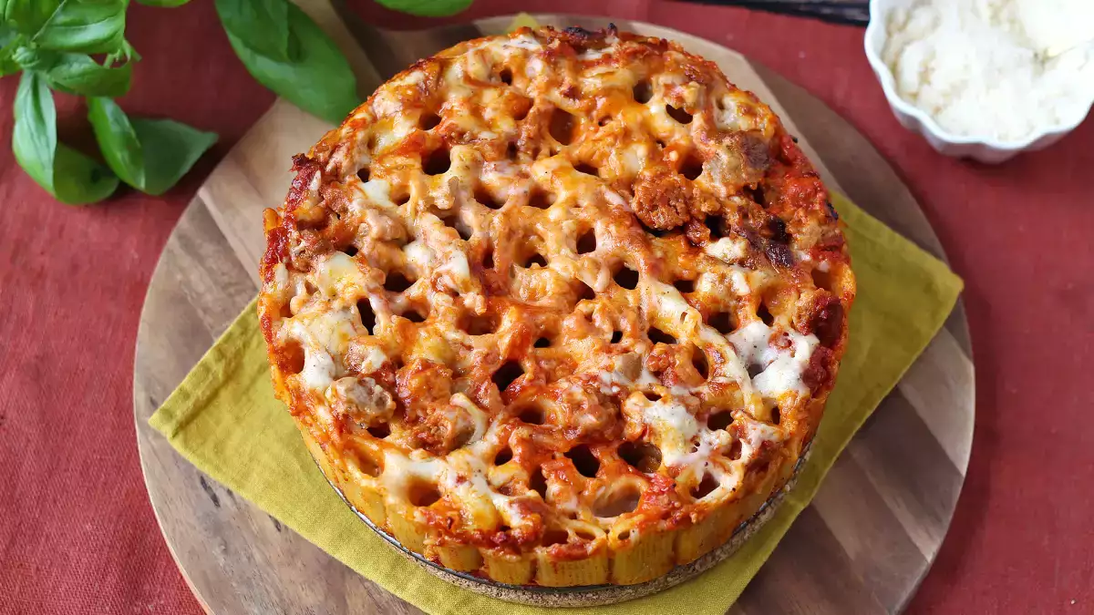 Ce gratin de rigatoni a la forme d’un gâteau et fait tout son effet à table