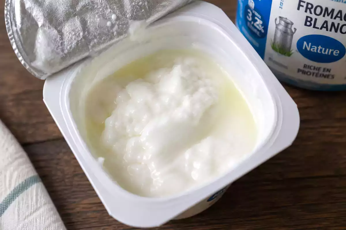 Du liquide flotte sur votre fromage blanc ? Cela ne signifie pas qu’il est périmé