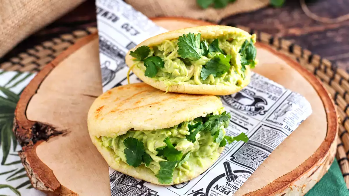 Arepa colombienne ou vénézuélienne : ce qui change vraiment dans l’assiette