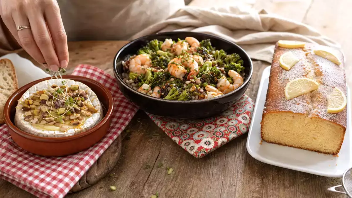 Menu du jour, 16 octobre : camembert rôti, brocolis et crevettes épicées, cake au citron express