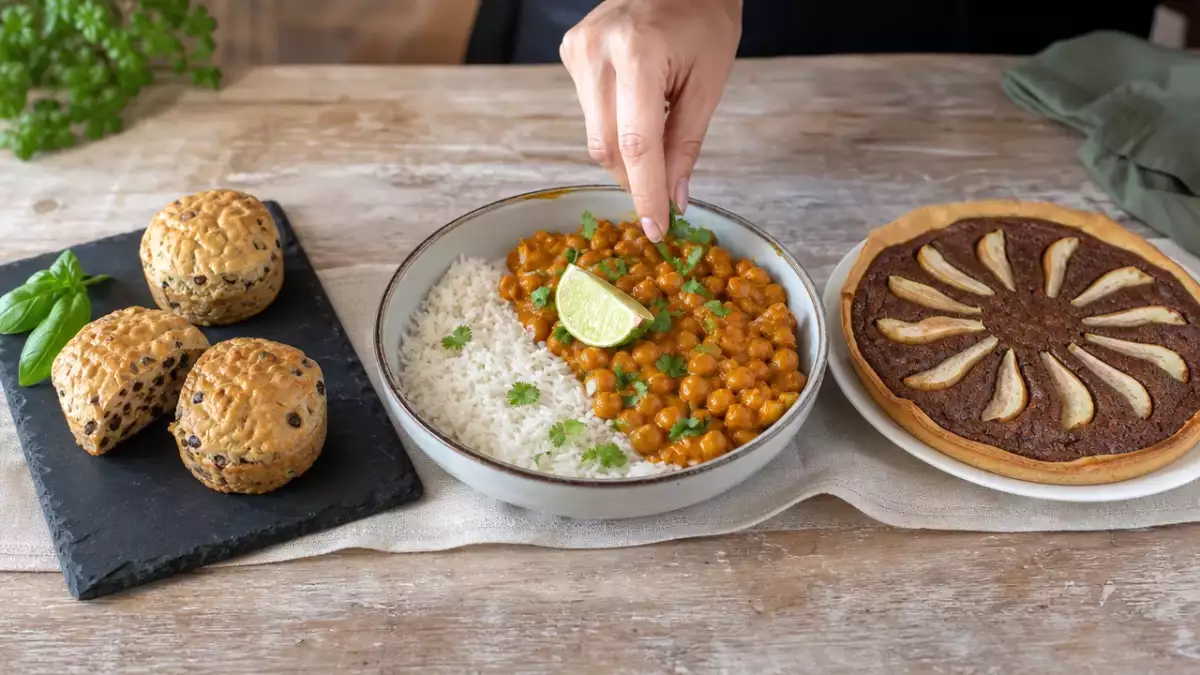 Menu du jour, 3 octobre : flans salés, curry de pois chiches et tarte poire-chocolat
