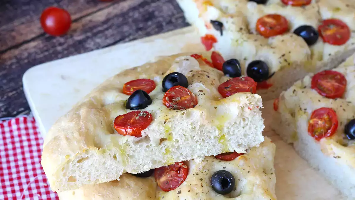 Focaccia épaisse aux tomates cerises : les gestes qui la rendent vraiment moelleuse