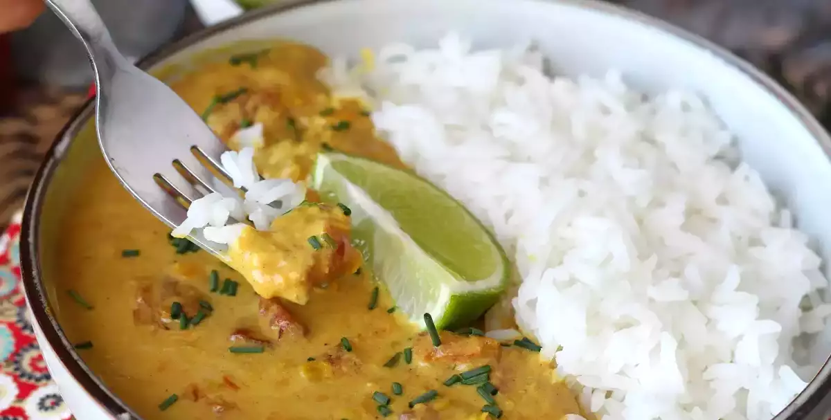 Lentilles corail, lait de coco, épices : le curry crémeux qui sauve les soirs sans idée