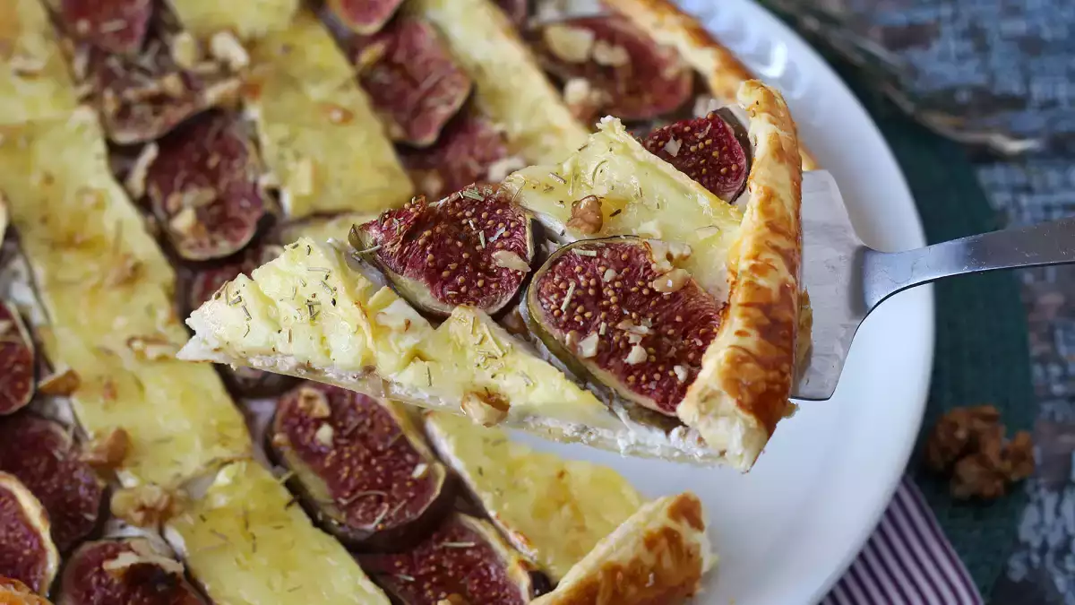 Avant la fin de la saison des figues, essayez cette tarte fine au brie et aux noix