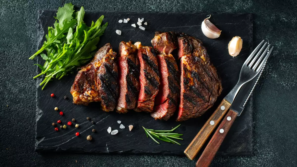 Votre viande perd beaucoup de jus à la découpe ? Attendre quelques minutes peut faire la différence