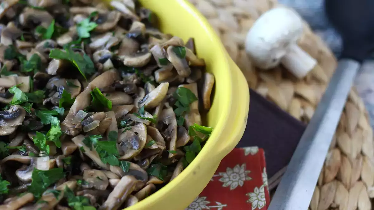 Champignons à la poêle : quand faut-il vraiment ajouter le sel ?