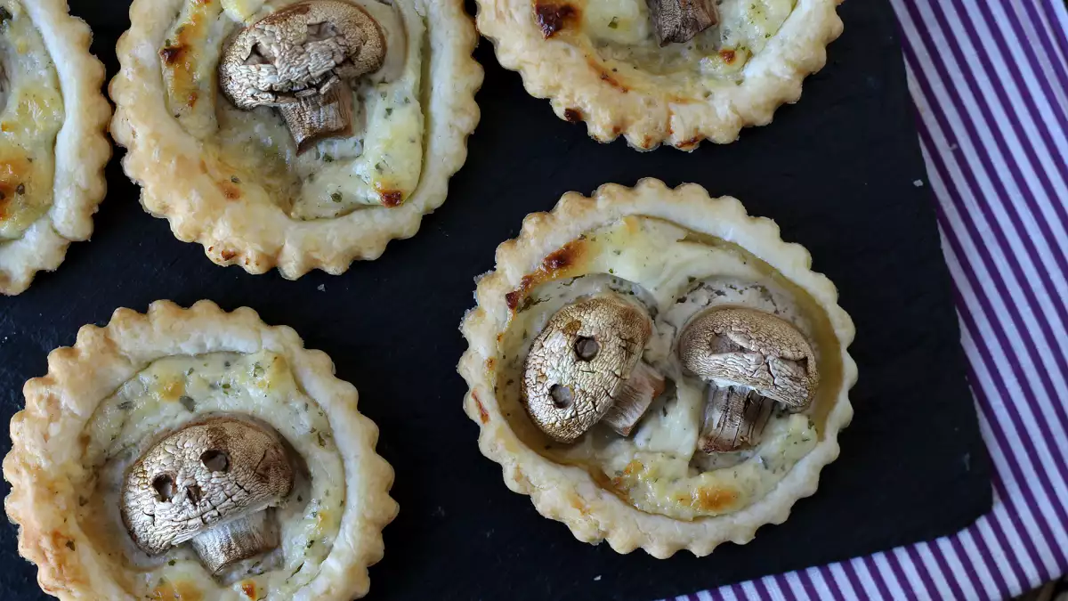 Ces petites tartelettes aux champignons sont parfaites pour l’apéro d’Halloween
