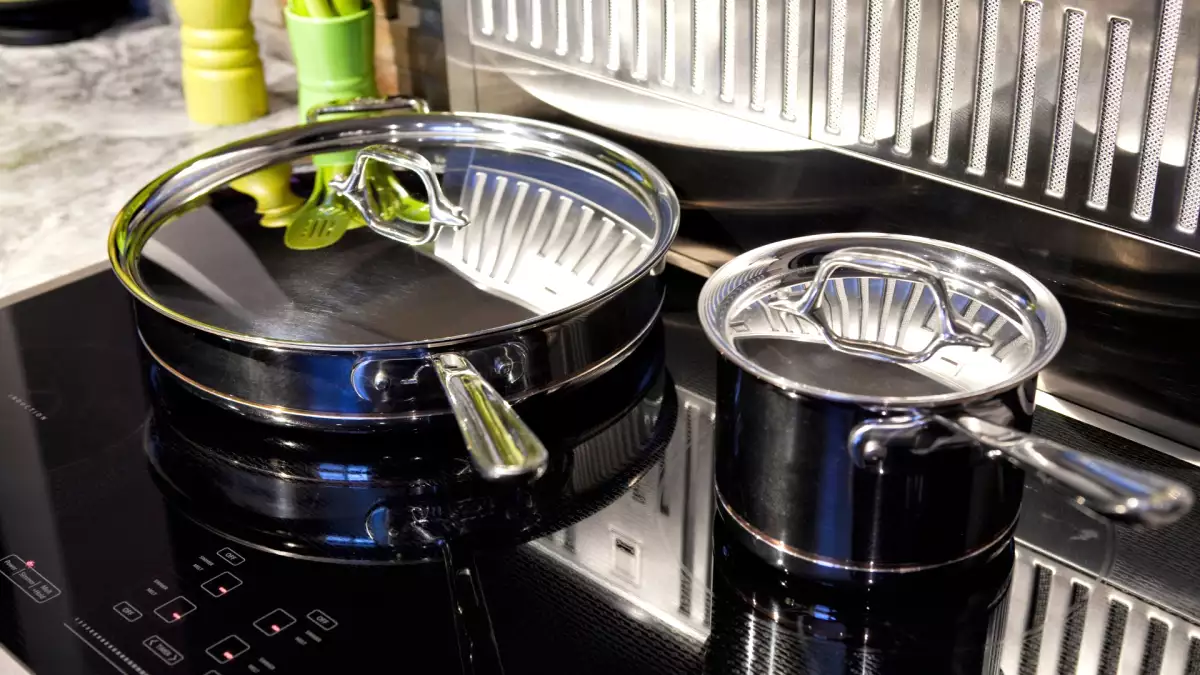 Votre plaque chauffe autour de la casserole ? Ce détail peut vous faire gaspiller de l’énergie