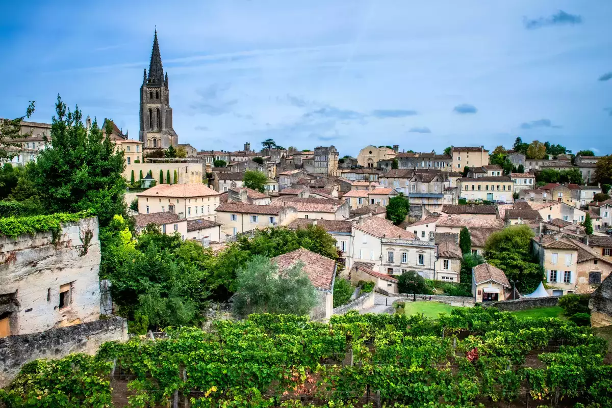 Saint-Émilion ne se résume pas à ses grands noms : découvrez les quatre appellations satellites qui révèlent une autre facette du vignoble bordelais