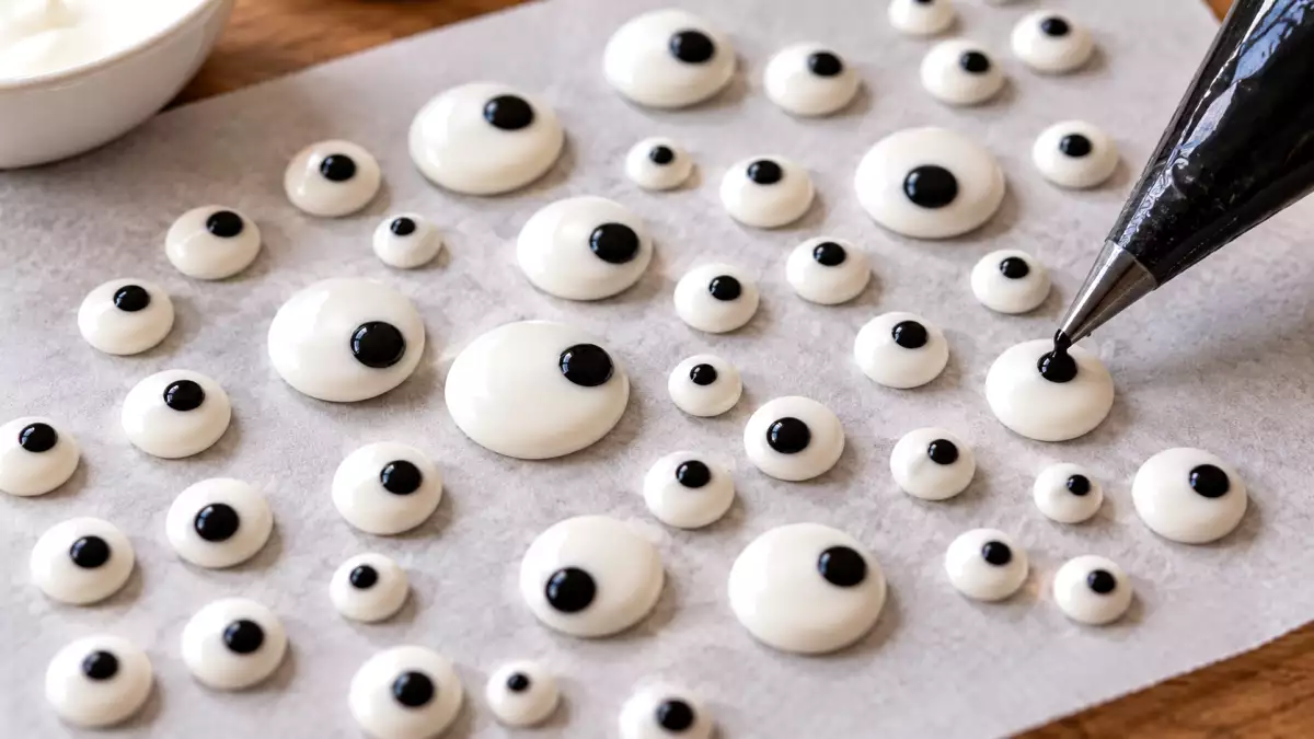 Halloween : ces petits yeux en sucre maison vont transformer vos desserts !