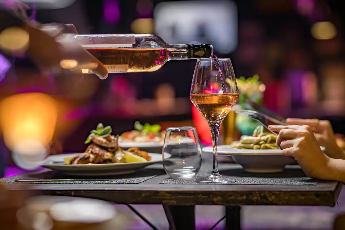 Pourquoi les Français se détournent de plus en plus du vin rouge : ce qui est en train de changer dans nos habitudes