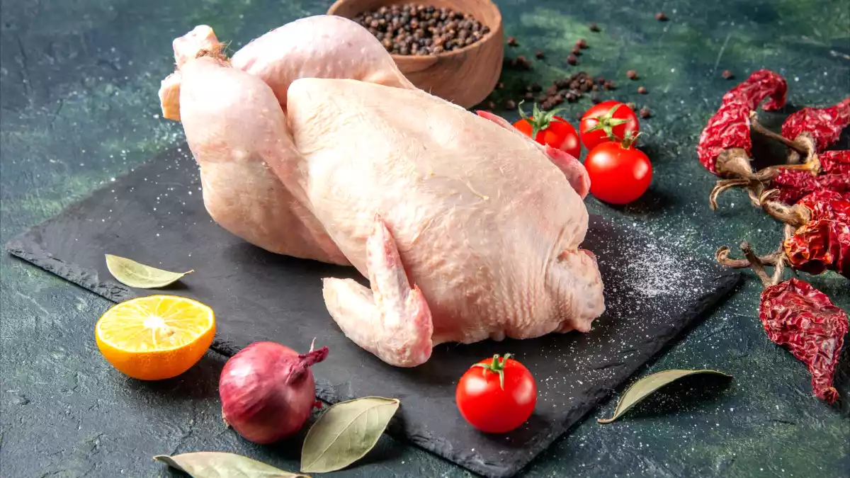 Vous lavez encore votre poulet cru ? Voici pourquoi vous devriez arrêter immédiatement