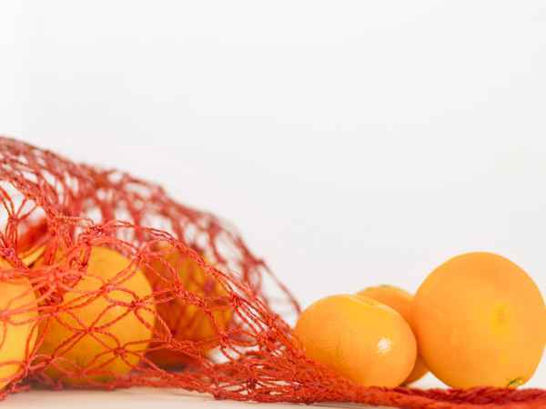 Le secret étonnant derrière les filets colorés des fruits et légumes au supermarché!