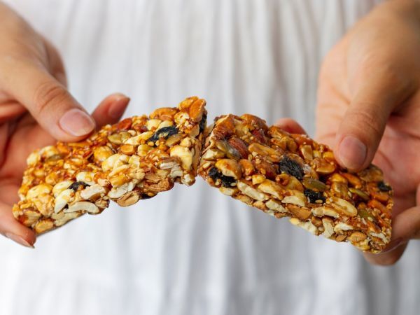 Faut-il craquer pour les barres protéinées ? Ce qu’elles apportent vraiment (et ce qu’elles cachent)