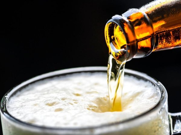 Pourquoi la bière mousse-t-elle moins quand on penche le verre ?