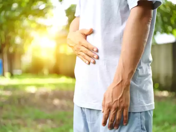 Pourquoi on digère plus lentement quand il fait chaud (et quoi manger pour soulager son ventre)