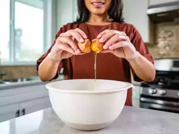 Voici la bonne façon de casser un œuf (et d’éviter les morceaux de coquille dans votre plat !)
