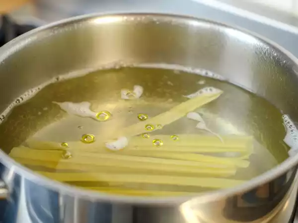 Pourquoi il ne faut pas mettre d'huile dans l'eau des pâtes