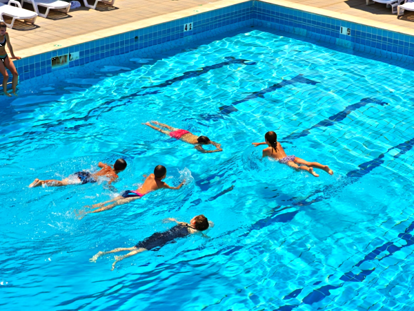 Comment adapter son alimentation avant et après une baignade ?