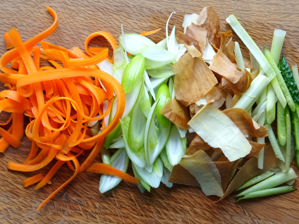 Comment réutiliser ses épluchures de légumes : zéro déchet et maxi saveurs !