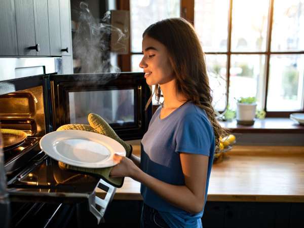 Comment gagner du temps grâce au micro-ondes ? 5 astuces que vous allez vouloir adopter tous les jours