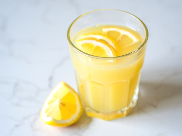 Boire du jus de citron à jeun fait-il vraiment mincir ? Mythe ou réalité ?