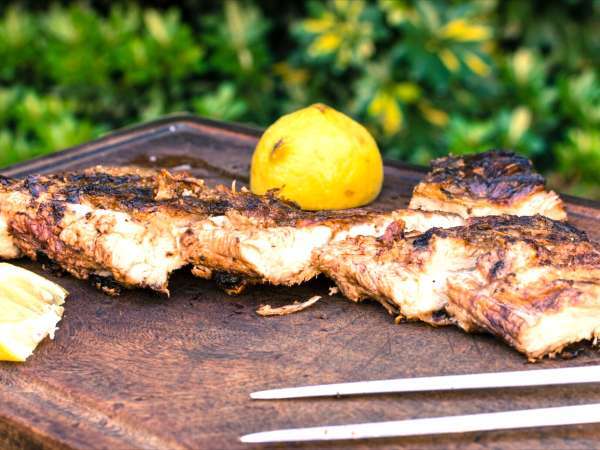 Plus jamais de barbecue envahi par les mouches : l’astuce qui marche (et qui parfume votre viande)