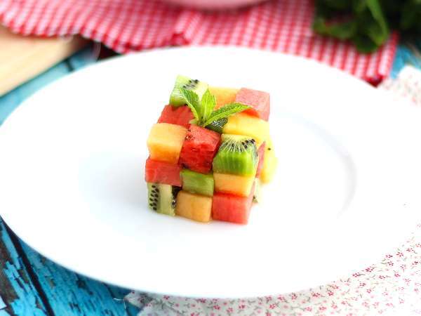 La salade de fruits qui bluffe tout le monde : le Rubik’s cube estival qui se mange avec les yeux !