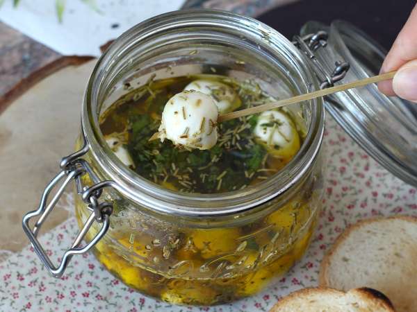Ces boules de mozzarella marinées vont faire un carton à l’apéro