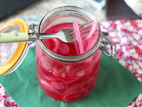 Comment préparer des pickles d'oignon, croquants et ultra-faciles : la recette qui sublime vos apéros et sandwichs!