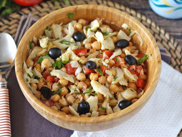 Salade de pois chiches à la morue : fraîche, complète et prête à vous sauver le déjeuner !