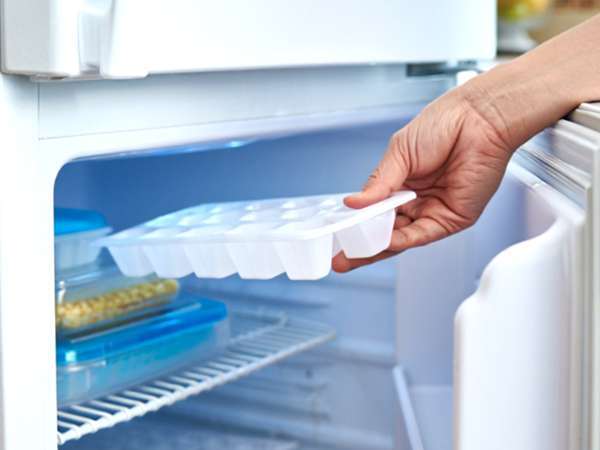 Besoin de glaçons en urgence ? Voici 6 astuces surprenantes (et efficaces) pour les faire geler plus vite