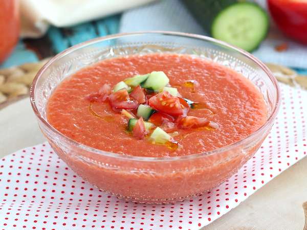 Si vous êtes allé en Espagne, vous l'avez certainement goûté : voici comment préparer un vrai gazpacho à la maison en 10 minutes !