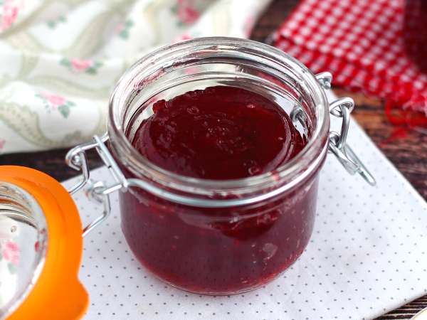 Une confiture de prunes maison avec seulement trois ingrédients ? Oui, c’est possible, et elle est absolument délicieuse!