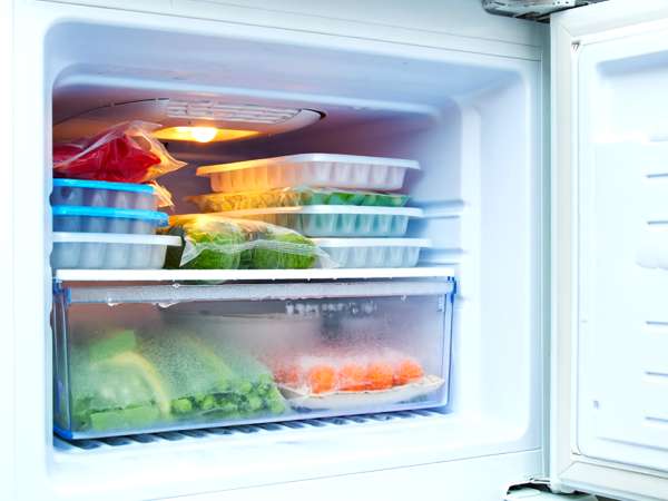 Laisser la porte du congélateur ouverte, c’est grave ? Voici ce que vous risquez vraiment