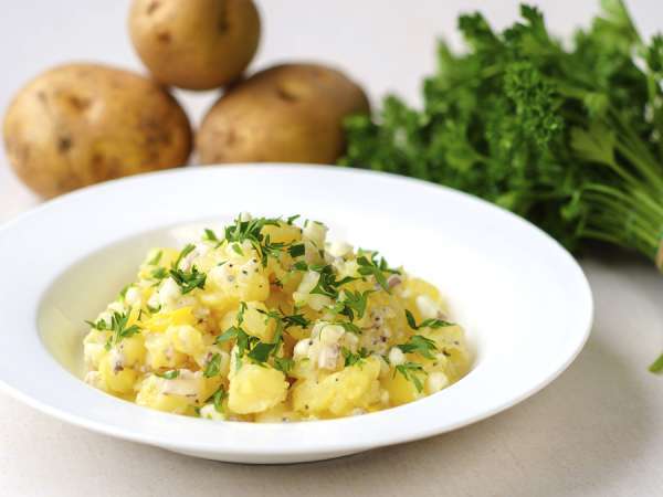 Elle semble toute simple, et pourtant… voici comment réussir la salade de pommes de terre parfaite