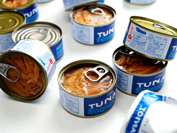 Cantines scolaires : pourquoi plusieurs villes ont décidé de bannir le thon des assiettes des enfants