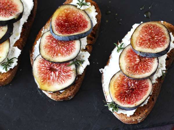 Bruschetta aux figues, fromage frais et miel : l’entrée de saison qui fait craquer tout le monde