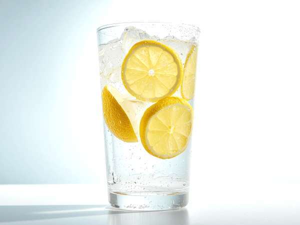 On croit bien faire… mais boire du citron tous les matins peut avoir des effets inattendus