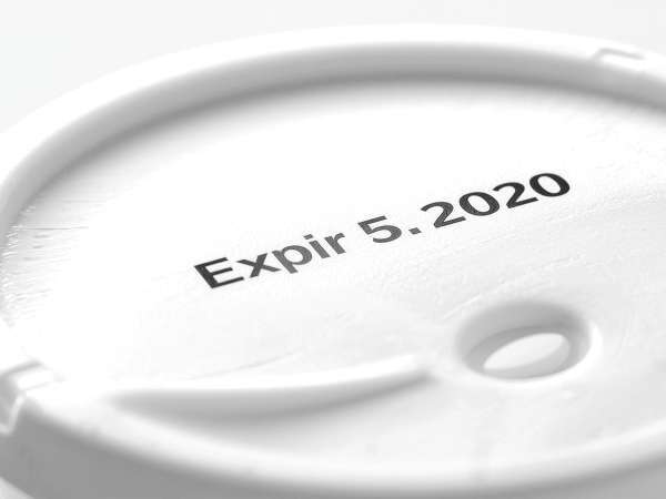 Certains produits périmés ne pardonnent pas : découvrez lesquels vous devez bannir à tout prix