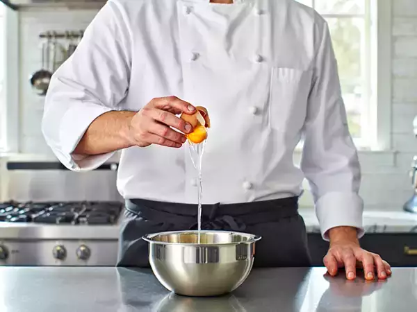 Ce geste de chef impressionne tout le monde, mais il suffit d’un secret tout bête pour y arriver