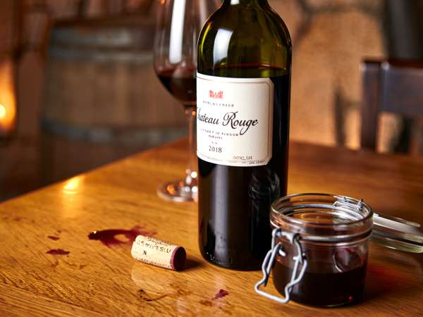 Cette technique toute bête permet de garder une bouteille de vin ouverte intacte plusieurs jours