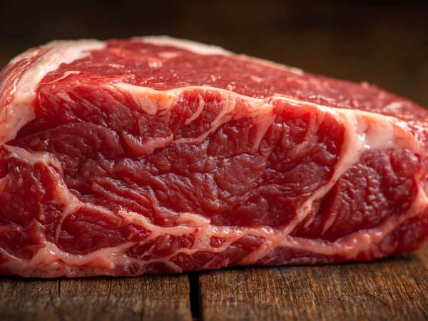 Derrière les steaks saignants et les promesses virales : ce que la science dit VRAIMENT du régime carnivore