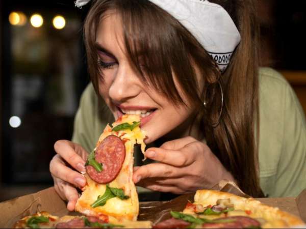 Vous pensiez que c’était malpoli ? La science prouve que manger avec les mains rend les plats meilleurs