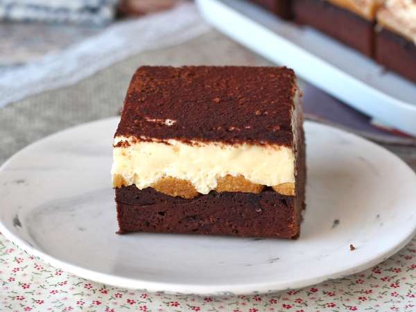 Vous hésitez toujours entre brownie et tiramisu ? Ce dessert met fin au dilemme avec un mélange irrésistible
